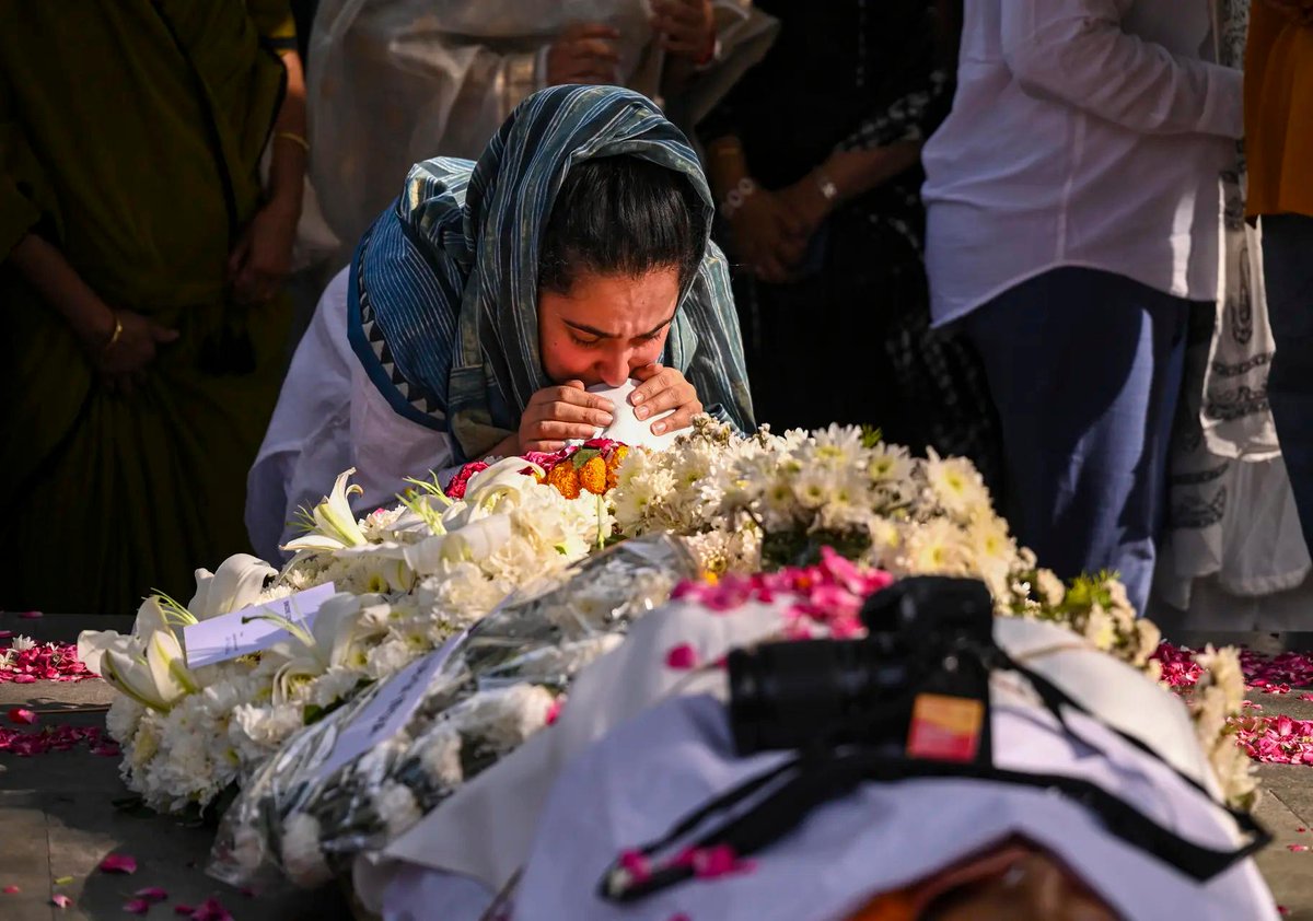 timesofindia's tweet image. ‘I meet my God through my camera’: Farewell to #RaghuRai

Family members perform the last rites of legendary photojournalist #RaghuRai at Lodhi Crematorium in #NewDelhi