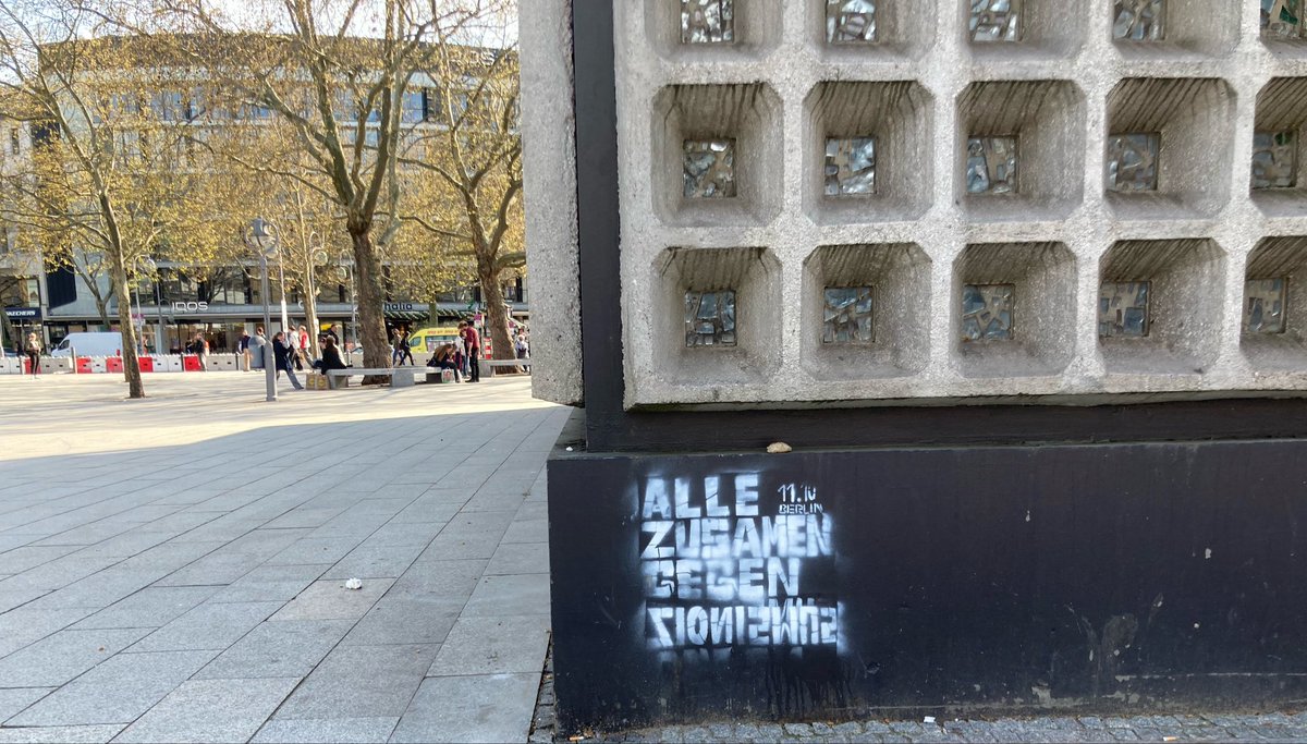 Ohne_Leitbild's tweet image. Das befindet sich seit Monaten an der Gedächtniskirche. Ich werde über die Antwort der beiden Pfarrerinnen und der Gemeindeleitung (auf mein Angebot mit einem Farbeimer vorbeizuschauen) berichten.