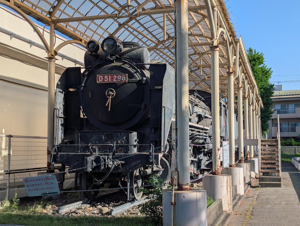 ilex_hiragi's tweet photo. 保存車巡り その3:D51-296 EB10-1
D51とEB10が並んで展示されており、ところどころにサビがあるが比較的きれいに保存されている
EB10の保存車は結構貴重?
アクセス:府中本町駅から徒歩約15分
府中市郷土の森公園内
#保存車巡り #D51 #EB10 https://t.co/haORCWThi1