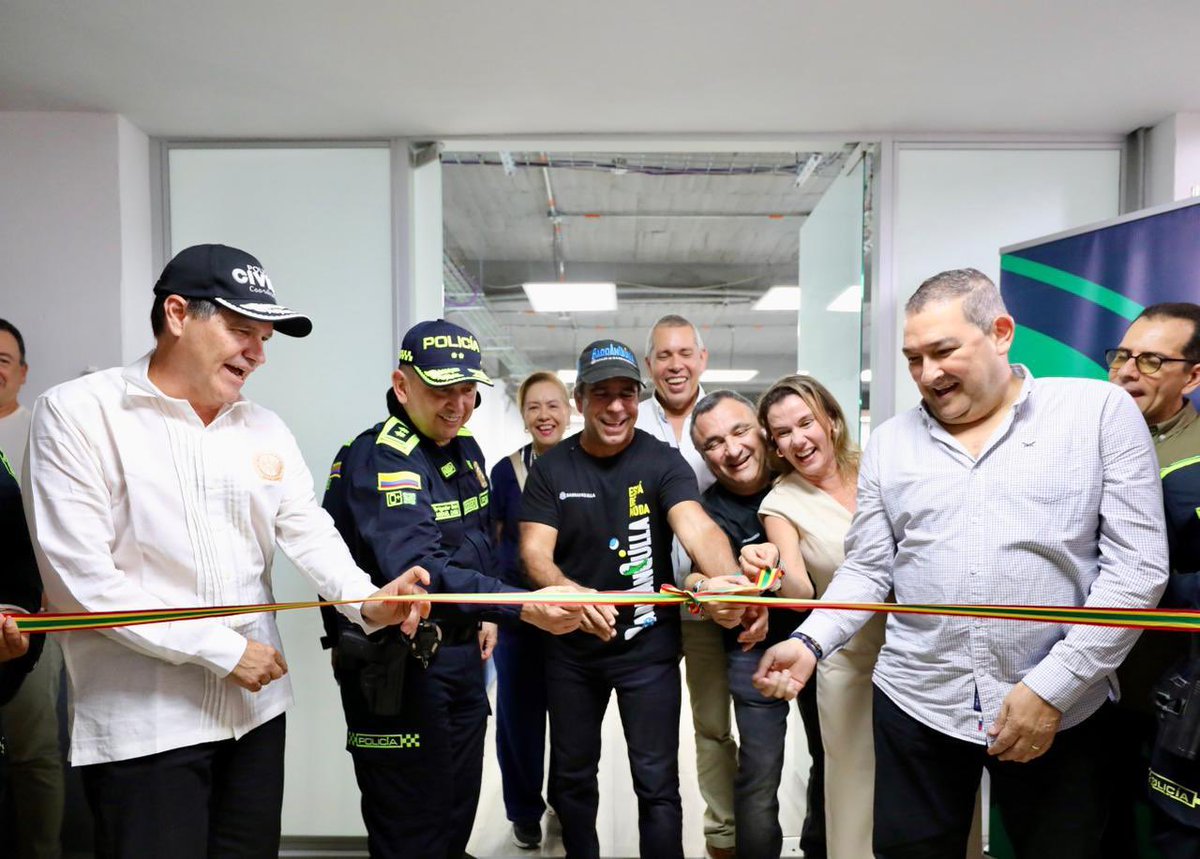 Nueva Sala de Red de Apoyo para la Policía, más tecnología para cuidar a nuestra gente: alcalde Char centrodenoticias24.com/2026/04/26/nue…
<a href="/AlejandroChar/">Alejandro Char</a> <a href="/AlcaldiaBGA/">Alcaldía de Bucaramanga</a>