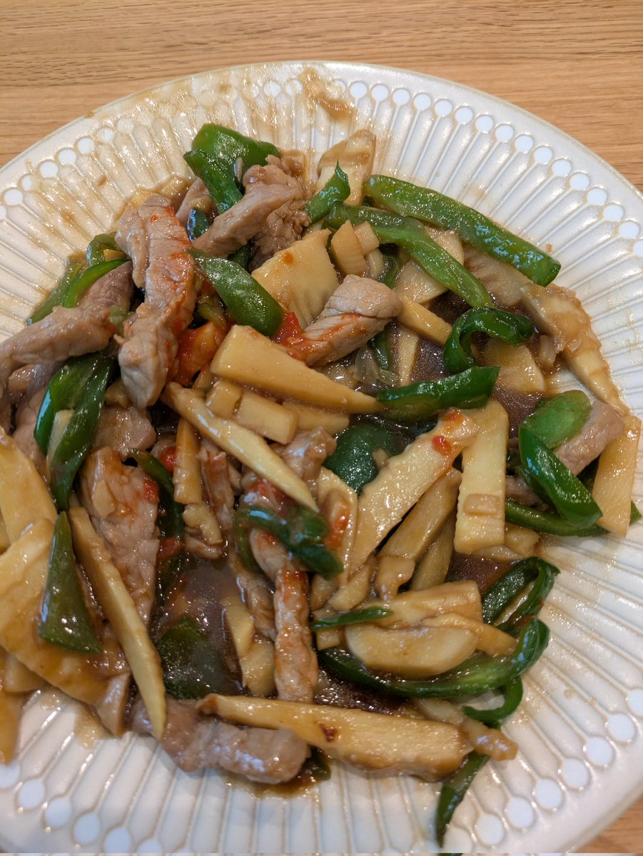 青椒肉絲、豆板醤を少々。