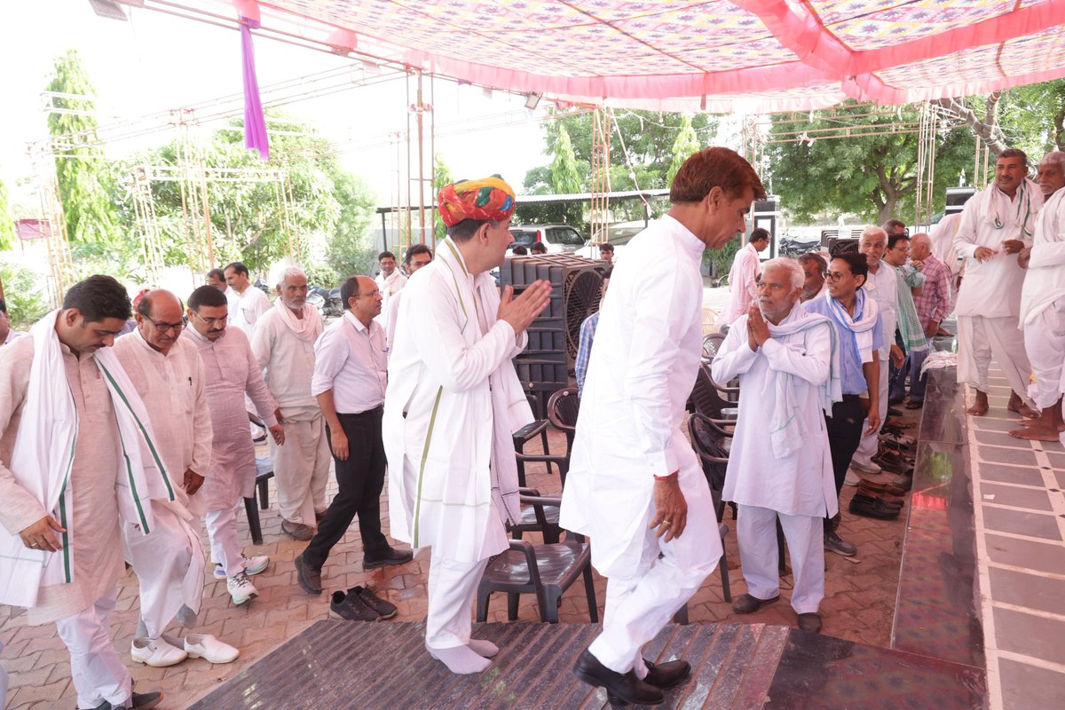 अलवर परिवार की खुशियों में सहभागी होकर अपार आनंद होता है।
पूर्व विधायक श्री जौहरी लाल मीणा जी के पौत्र विशाल और युवा कांग्रेस नेता श्री राजेश मीणा जी के यहां पहुँचकर विवाह की शुभकामनाएँ दीं।
#AlwarPariwar