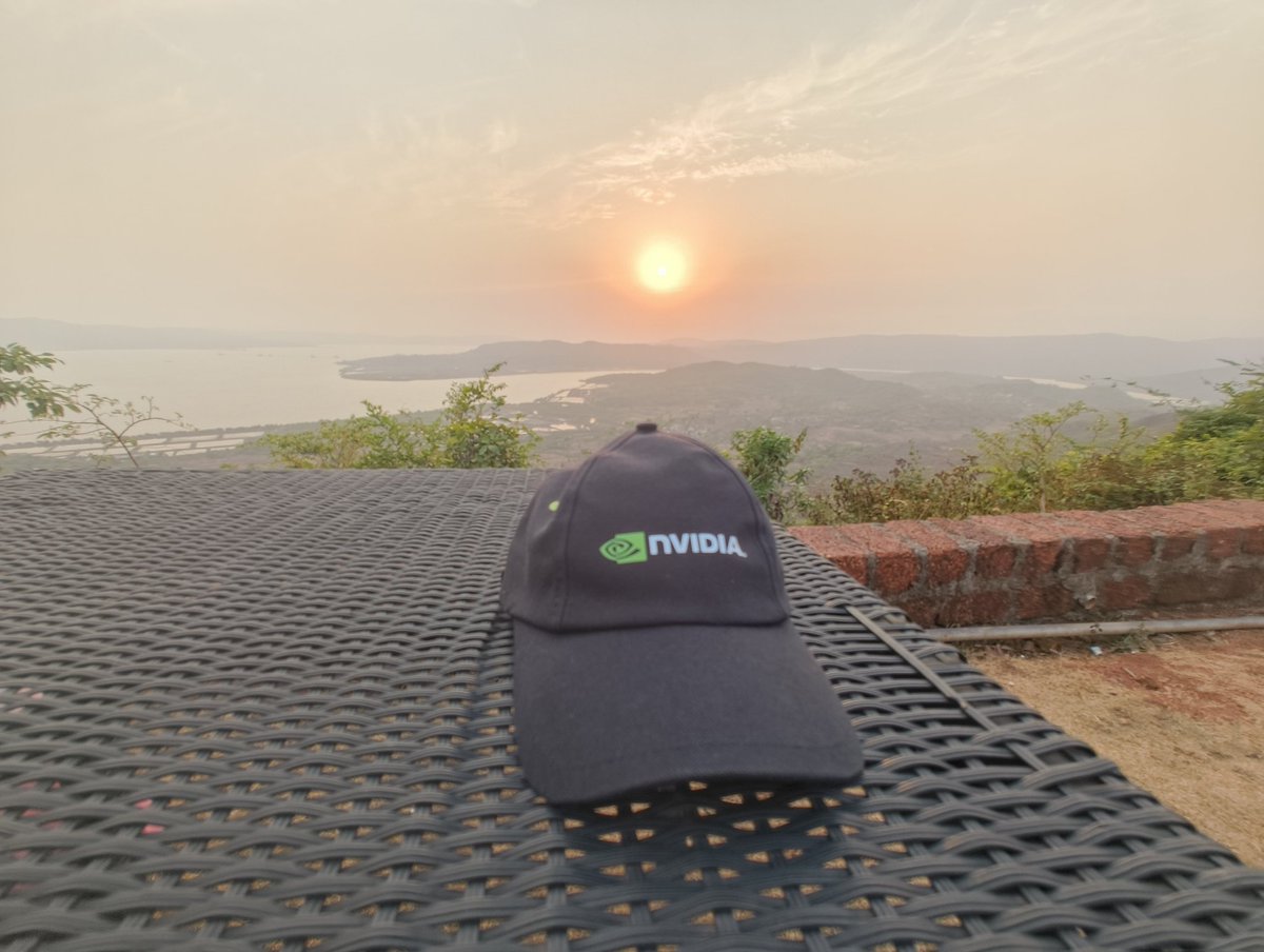 Mandark12921244's tweet image. Chasing sunsets, building the future. 🌅⚡
From silicon to skyline — the grind never stops.
@NVIDIA you’re not just powering models, you’re powering moments like this.
#AI #DeepLearning #Builders #SunsetVibes