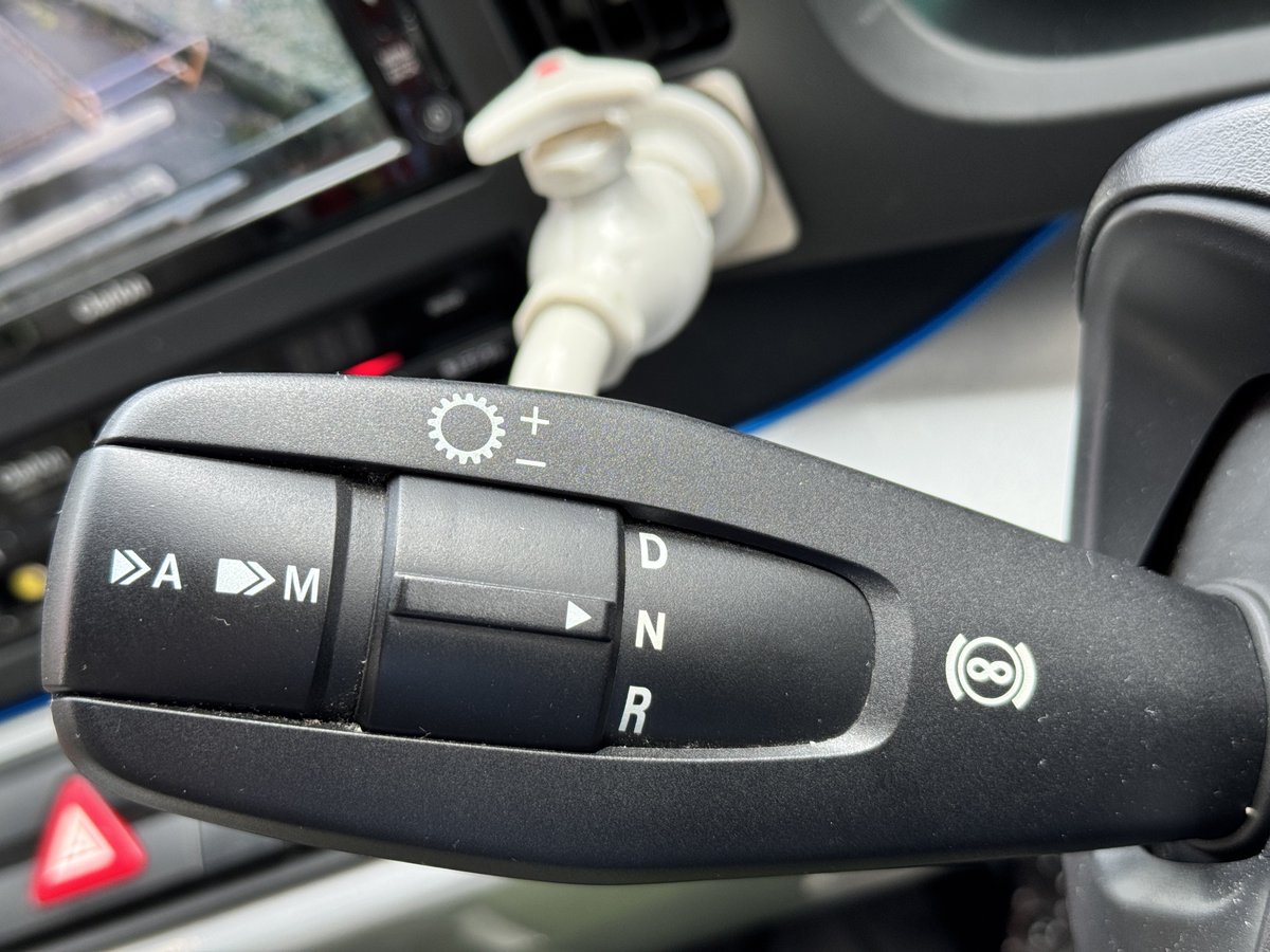 cyndiMPV's tweet photo. 担当車お引越しして
ふそうShiftPilotとお付き合い3ヶ月
試して行き着いたAMT特有のショックを極力なくす方法
発進から4速まではMモードにして1700回転で変速すると滑らか
停止時は減速し15km/hくらいでNに切り替えて停車直前にDに戻す、弱いクリープとブレーキで停車衝動が減
※個人的見解です🧐 https://t.co/qrwTPADHIi