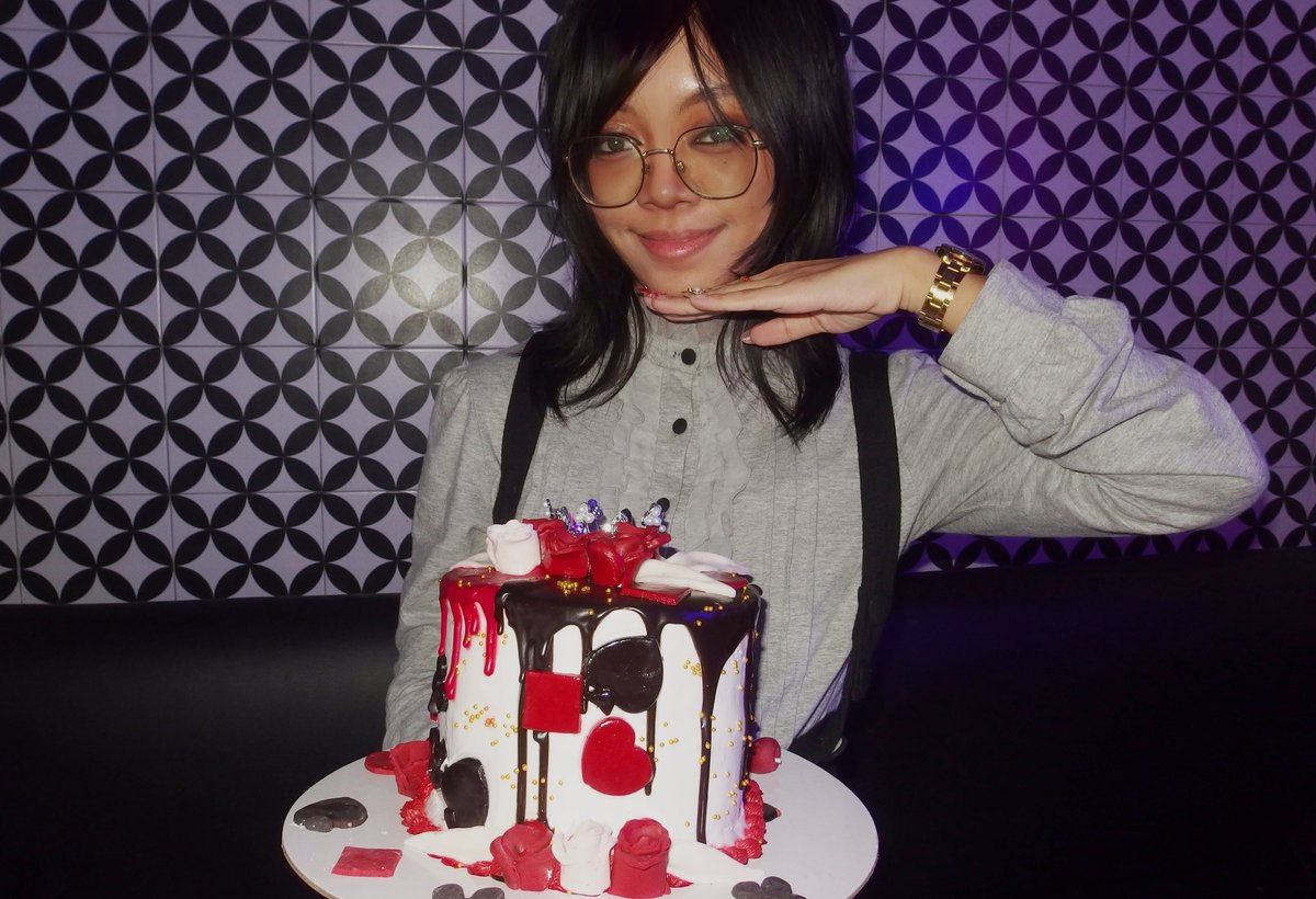 A ★ 🦇 tweet media