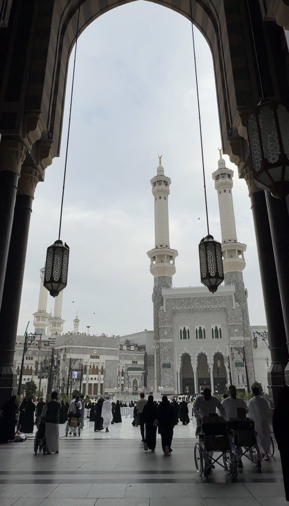 اللهم لك الحمد كان امنيتي تمطر وانا في الحرم وقاعده اعيش هالشعور😕