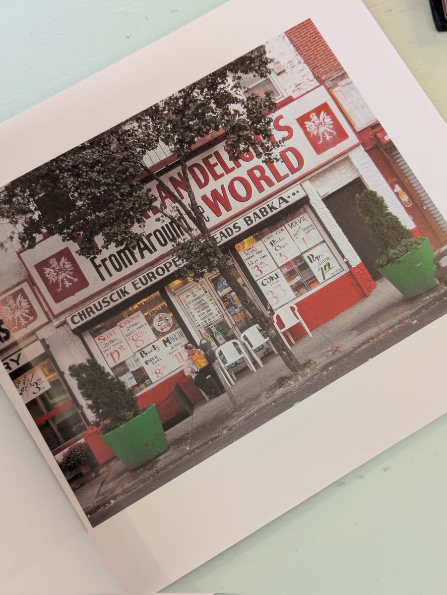 RoadPhotobooks's tweet photo. ブルックリンの店先だけ。レトロで
ローコストな佇まいが味わい深い。

https://t.co/j7MtmZcTcd https://t.co/7a23OAThwV