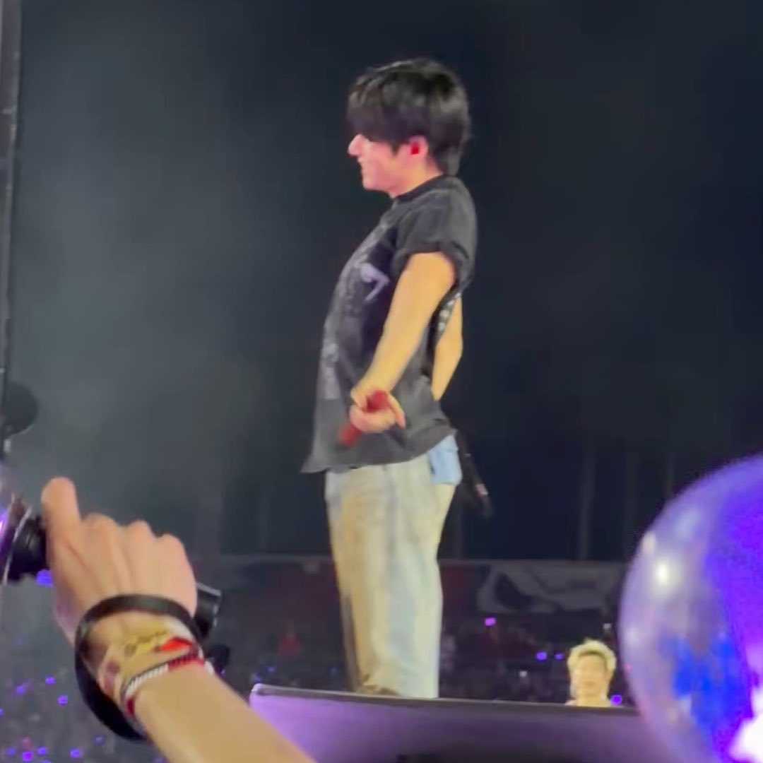 ขอวิธีรับมือกับแมลงก้นกระดกในคอนเสิร์ตบังทันหน่อยค่ะ 😭😭😭😭😭