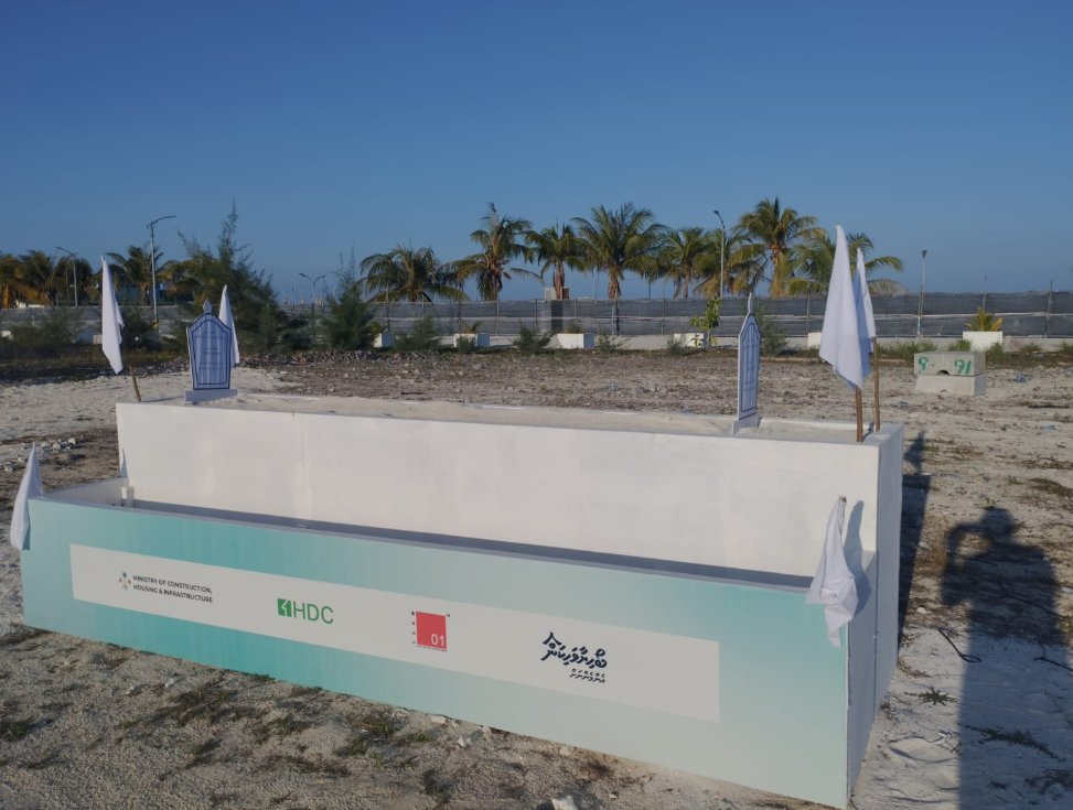 ނިމިދިޔަ ލޯކަލް ކައުންސިލްތަކުގެ އިންތިހާބާ ދިމާކޮށް ހދ. ކުޅުދުއްފުށީގައި ބިންގާ އެޅި 2000 ހައުސިން ޔުނިޓުގެ މަސައްކަތް ކުރިއަށްނުދާތީ އެ ޕްރޮޖެކްޓު "މަރުވީ" ކަމަށް ބަލައި "ވަޅުލައިފި"

📄: adhadhu.com/81010