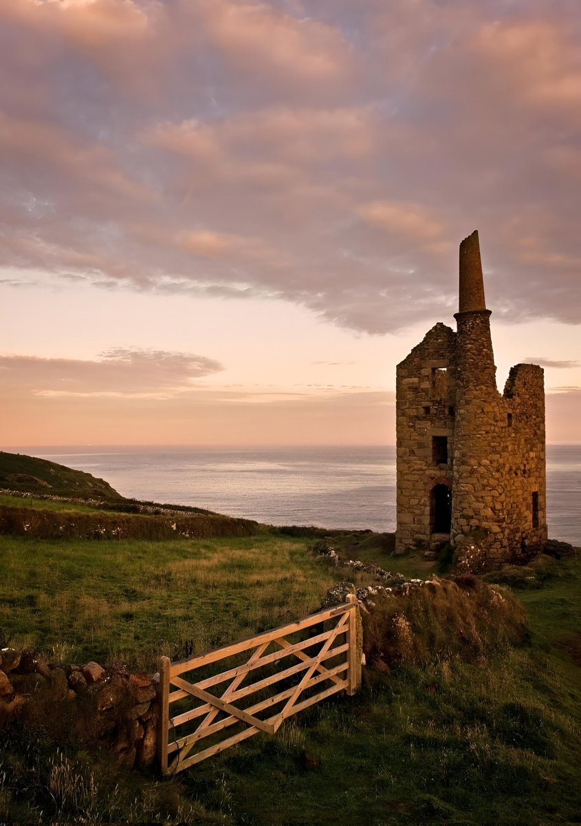 CornwallK8's tweet image. Monday Magic!🌅 Good morning, world!🌍
#Cornwall #StormHour #Sunrise #MondayVibes