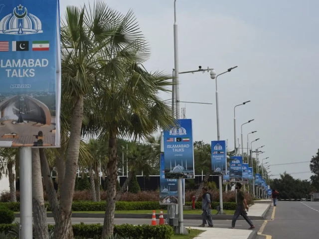 miyashabbir843's tweet image. Pakistan takes a major step toward regional connectivity 🇵🇰🤝🇮🇷
Goods from third countries can now transit through Pakistan to Iran under a new policy by the Ministry of Commerce. 
#Pakistan #Iran #Trade #Connectivity #GeoEconomics