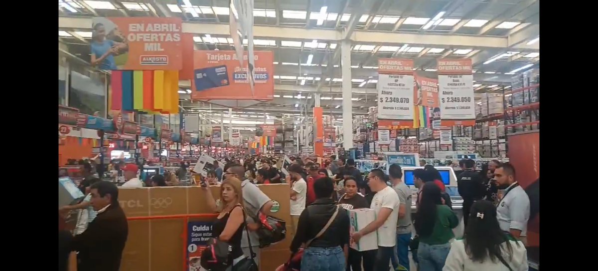 Los uribistas están diciendo que este video pertenece a uno de los días sin IVA del gobierno de Iván Duque y no en el gobierno de Gustavo Petro 🤣

El video lo grabé yo mismo esta mañana en el Alkosto de Venecia porque estaba comprando un computador. Y de contado, para que les