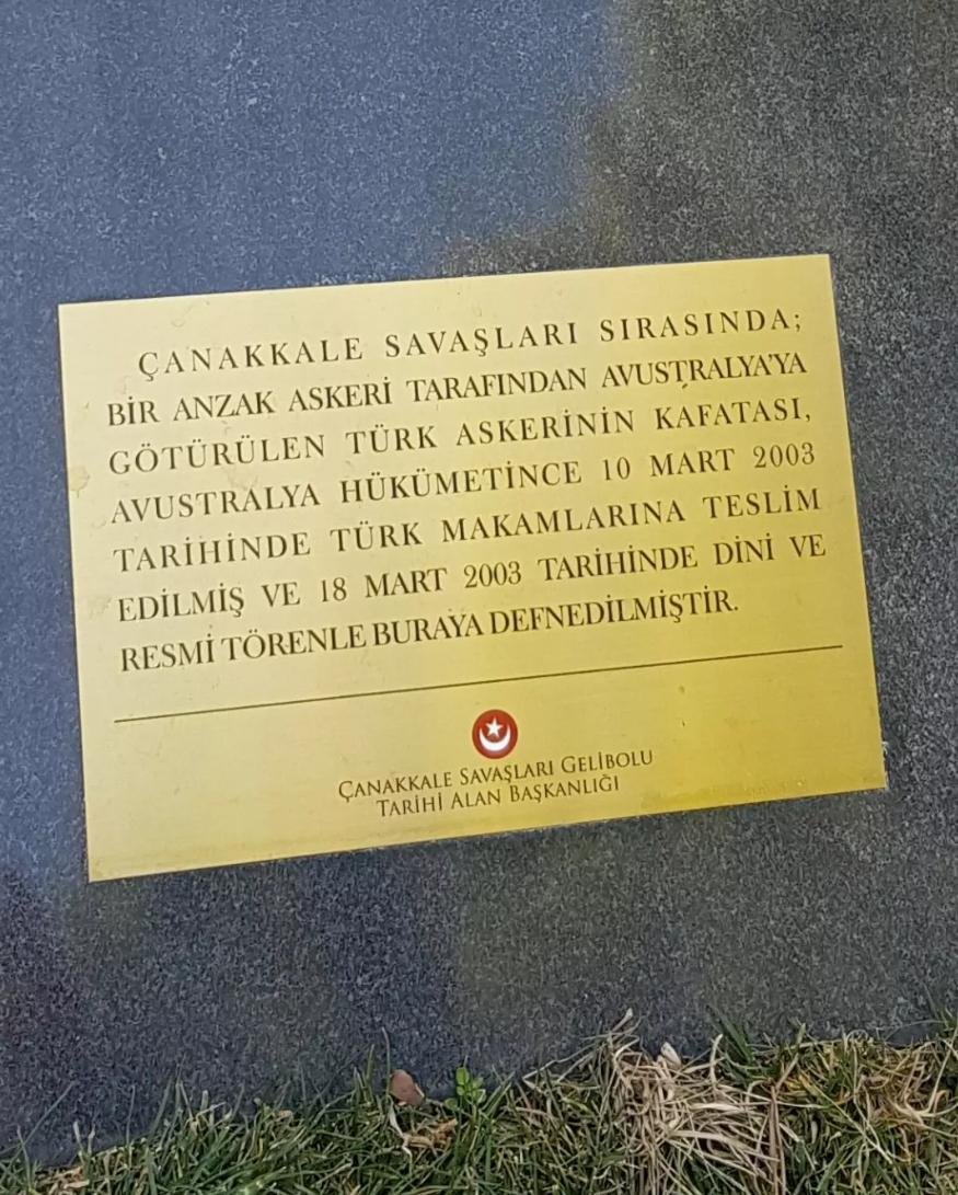 Anzak piçleri tarafından k*silen kesik kafası, Avustralya'ya götürülen dedemiz. 

Anzaklar delikanlı düşmanlardı diyenlere göstermek lazım.