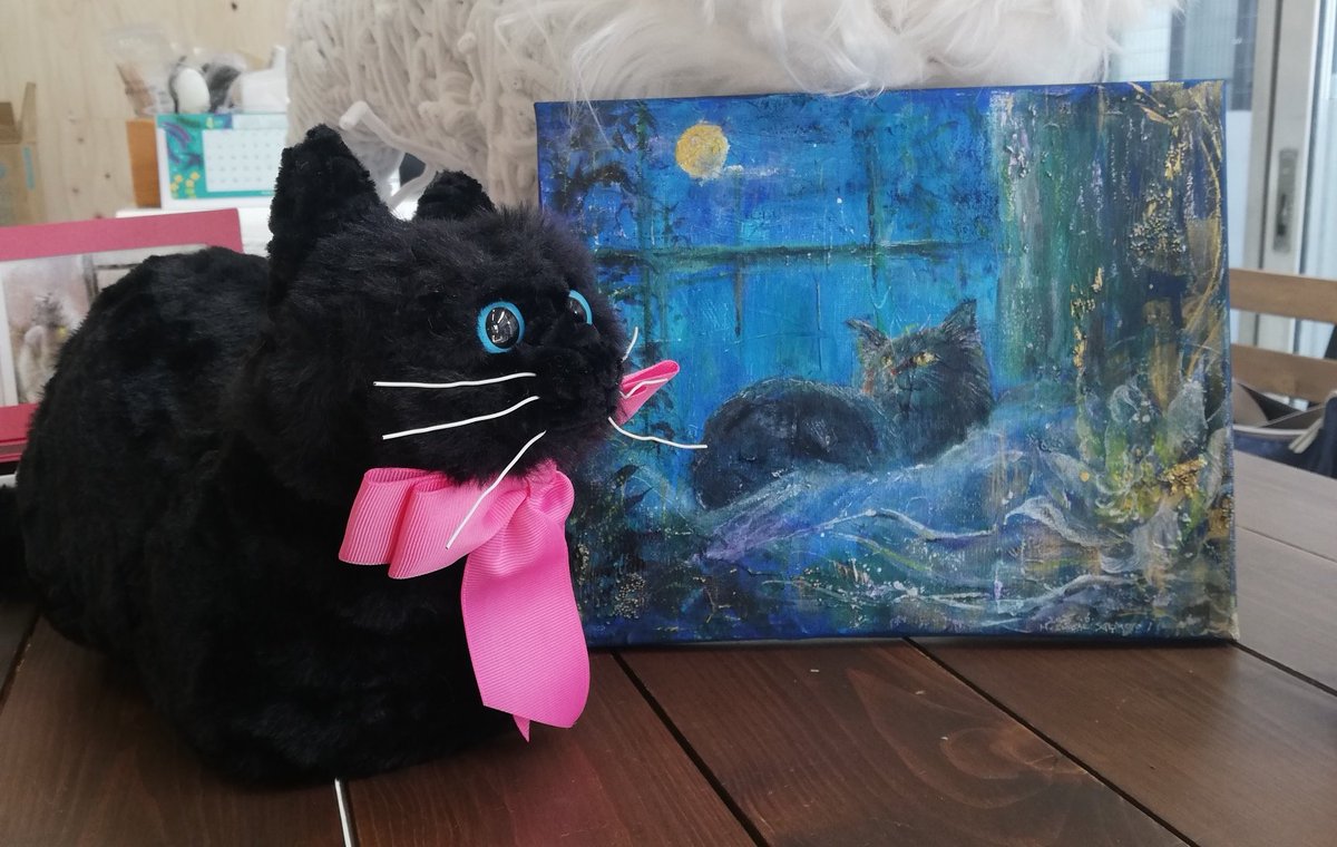 markun_neko's tweet photo. 素敵な絵を描く、さきんちょさんの作品と一緒に写真を撮らせて頂きました～😻
猫のシンクロ率❗😸🐱 https://t.co/ngt9fySy9Z