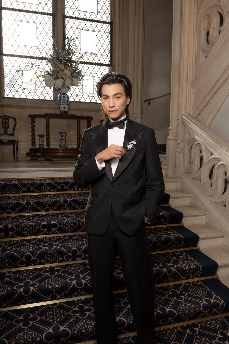 startalkent's tweet photo. หล่อเรียบหรู “กลัฟ คณาวุฒิ” เฉิดฉายกรุงปารีส ร่วมงานเปิดตัวเครื่องประดับชั้นสูงแบรนด์ Chaumet พร้อมกระทบไหล่คนดังระดับโลก

GULF X CHAUMET​ IN PARIS

#ChaumetxGulf
#Chaumet
#GulfKanawut
#ChaumetHighJewellery #AJourneyThroughNature

หล่อ แกลม เทสดี เกินต้าน! นักแสดงหนุ่มชื่อดังหนึ่งเดียวจากประเทศไทย “กลัฟ - คณาวุฒิ ไตรพิพัฒนพงษ์” บินลัดฟ้าร่วมงานเปิดตัวเครื่องประดับแบรนด์ Chaumet คอลเลกชันใหม่ “A Journey through Nature” เครื่องประดับชั้นสูงจากฝรั่งเศส โดยหนุ่มกลัฟปรากฏตัวใน Chaumet High Jewelry 2026 ซึ่งจัดขึ้นเมื่อวันที่ 21-22 เมษายนที่ผ่านมา พร้อมเฉิดฉายในโมเมนต์สำคัญเคียงข้างเหล่าบุคคลระดับโลก

สำหรับลุคแรกในงาน CHAUMET GALA NIGHT กลัฟมาในโททัลลุคหรูแกลมด้วยสูทสีขาวคัตติ้งเนี้ยบ จับคู่สร้อยเพชรจาก Chaumet ที่ช่วยขับลุคให้ดูสว่างและลักชูขึ้นอีกระดับ ก่อนจะเปลี่ยนมู้ดสู่ความคลาสสิกเท่ในลุคทักซิโด้สีดำ เสริมดีเทลด้วยเข็มกลัดเพชรประดับด้วยแซฟไฟร์สีชมพู“จาก Chaumet ที่เติมความโดดเด่นอย่างมีรสนิยม พร้อมร่วมเฟรมกับ Charles Leung CEO of Chaumet รวมถึง Song Hye Kyo ซูเปอร์สตาร์จากเกาหลีใต้, Ed Westwick นักแสดงชาวอังกฤษ และ Ko Shibasaki นักแสดงชาวญี่ปุ่น

การปรากฏตัวของกลัฟในครั้งนี้ถือว่าเป็นอีกหนึ่งโมเมนต์สำคัญในชีวิตของกลัฟที่ได้ร่วมงานกับแบรนด์เครื่องประดับชั้นสูงของโลก พร้อมตอกย้ำภาพลักษณ์แฟชั่นไอคอนรุ่นใหม่ที่น่าจับตามอง กับการถ่ายทอดสไตล์ลักชูรีได้อย่างสง่างามและมีเอกลักษณ์