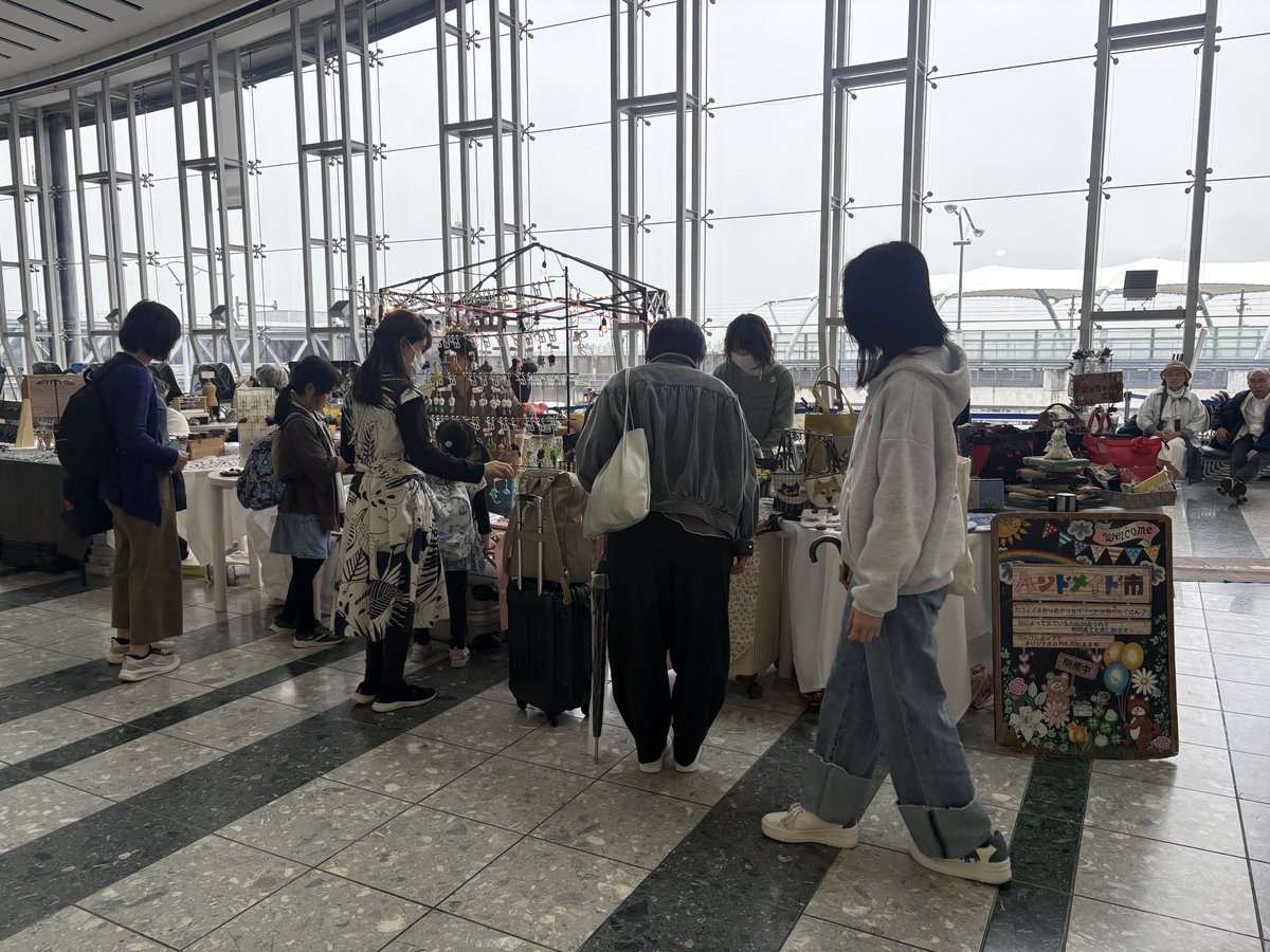 handmade112223's tweet photo. 仙台空港ハンドメイド市開催中
仙台空港2階にて10時から18時　最終日17時
本日4月27日〜4月30日まで
27日、28日　7店舗内委託2店舗
29日　6店舗内委託2店舗　　
30日　5店舗　内委託2店舗
ぜひ、飛行機みながら遊びにきてくださいね。
#仙台空港 
#仙台空港ハンドメイド市
#仙台 
#宮城
#こまゆう企画 https://t.co/aDi2bY5gIG