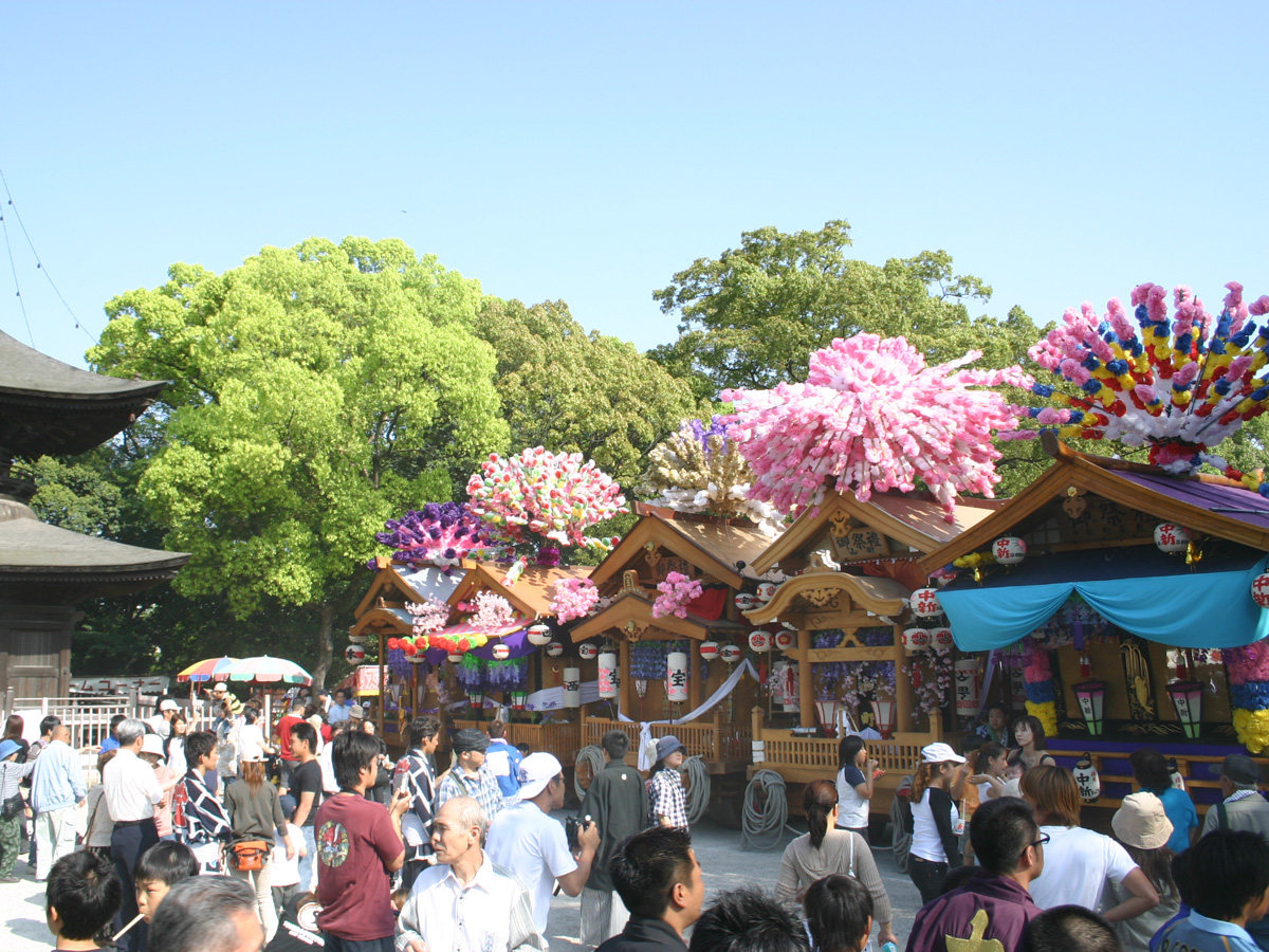 AichiNow_en's tweet photo. #ChiryuCity puts on a lavish #SpringFestival on 5/2–3 with #ParadeFloats along the streets. https://t.co/QEkomaQqWk Plus, #Karakuri and #Bunraku puppet performances atop with the dolls that are national important intangible folk cultural properties👏 #AichiNow https://t.co/H6A1j8vPsF