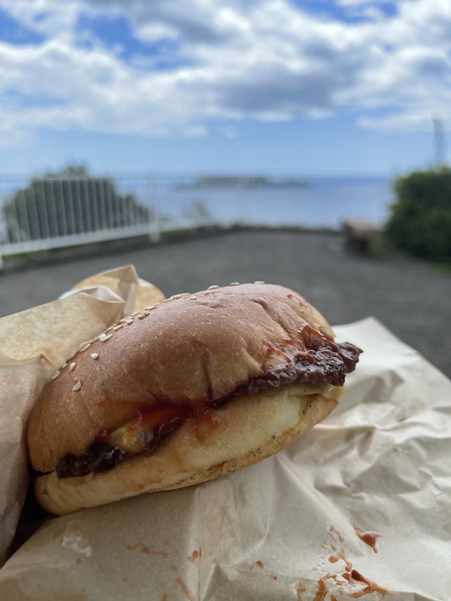 39kenken's tweet photo. 徳島県美波町！
美波町ハンバーガー専門店！
 #クラシックバーガーズ
南阿波サンライン第一展望台でピクニック！w

 #徳島 #美波町 #日和佐 #みなみ阿波 #秋田犬アッキー #フレンチブルドッグ #フレブル #保護犬 #キャンプ #ハンバーガー #第一展望台 #南阿波サンライン https://t.co/BWOcGNUhJt