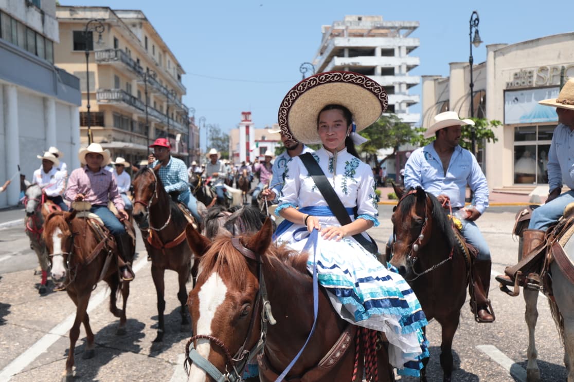 Cabalgata reúne a 3 mil jinetes y caballos en el cierre del Congreso del Caballo emisariopolitico.com/cabalgata-reun… a través de <a href="/Emisario_pol/">Emisario Político</a>