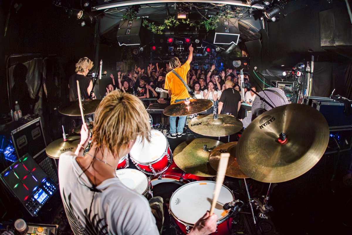 KOM_Official's tweet photo. FLIP THE WORLD release TOUR
神戸太陽と虎
ツアーファイナル（亜太ファイナル）
完結‼️

GOODICK
EGG BRAIN
MAZE
TOTALFAT
AIRFLIP
渋谷FOWS
栄R.A.D
神戸太陽と虎

色んな感情がある中、皆さんと一緒の空間を共有出来て本当に良かったです。
本当にありがとうございました。

今回の三日連続東名神とむちゃなスケジュールの中、完璧に仕事をしてくれて支えてくれたスタッフのみんなもホンマにありがとう。

今日をもって
Bass.亜太は脱退。
20年間KOMの低音、リーダーとして支えてくれてありがとうございました！
そして、ご苦労様でした！

次回のLIVEは
5.10SUN
COMING KOBE
でお待ちしてます🔥

photo by
@msmrk_0516