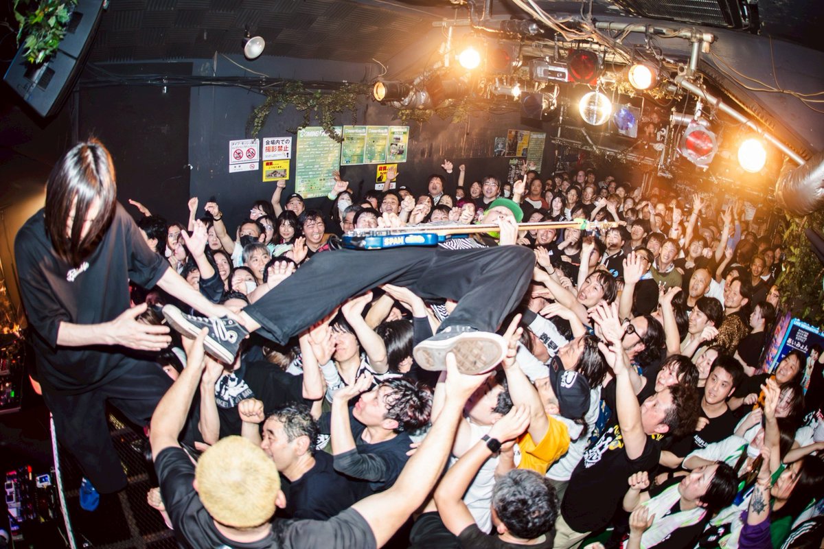 KOM_Official's tweet photo. FLIP THE WORLD release TOUR
神戸太陽と虎
ツアーファイナル（亜太ファイナル）
完結‼️

GOODICK
EGG BRAIN
MAZE
TOTALFAT
AIRFLIP
渋谷FOWS
栄R.A.D
神戸太陽と虎

色んな感情がある中、皆さんと一緒の空間を共有出来て本当に良かったです。
本当にありがとうございました。

今回の三日連続東名神とむちゃなスケジュールの中、完璧に仕事をしてくれて支えてくれたスタッフのみんなもホンマにありがとう。

今日をもって
Bass.亜太は脱退。
20年間KOMの低音、リーダーとして支えてくれてありがとうございました！
そして、ご苦労様でした！

次回のLIVEは
5.10SUN
COMING KOBE
でお待ちしてます🔥

photo by
@msmrk_0516