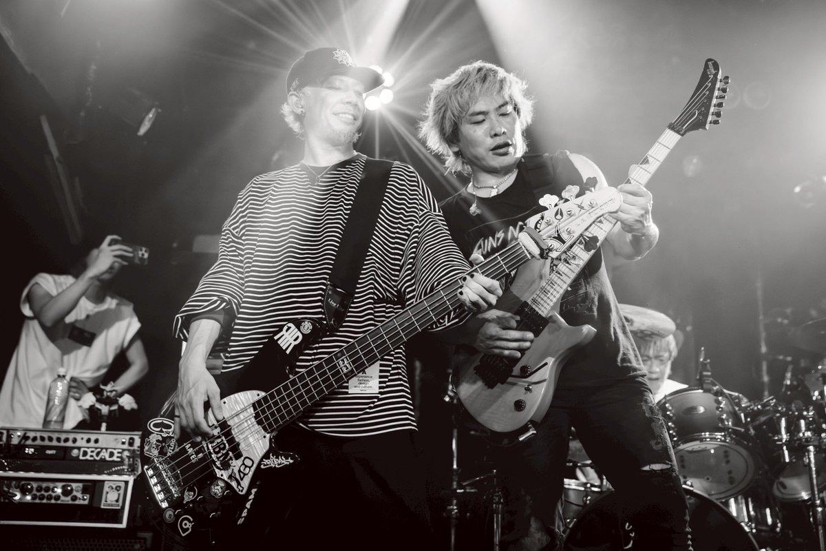 KOM_Official's tweet photo. FLIP THE WORLD release TOUR
神戸太陽と虎
ツアーファイナル（亜太ファイナル）
完結‼️

GOODICK
EGG BRAIN
MAZE
TOTALFAT
AIRFLIP
渋谷FOWS
栄R.A.D
神戸太陽と虎

色んな感情がある中、皆さんと一緒の空間を共有出来て本当に良かったです。
本当にありがとうございました。

今回の三日連続東名神とむちゃなスケジュールの中、完璧に仕事をしてくれて支えてくれたスタッフのみんなもホンマにありがとう。

今日をもって
Bass.亜太は脱退。
20年間KOMの低音、リーダーとして支えてくれてありがとうございました！
そして、ご苦労様でした！

次回のLIVEは
5.10SUN
COMING KOBE
でお待ちしてます🔥

photo by
@msmrk_0516