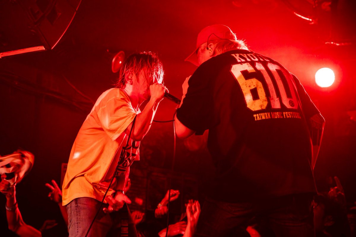KOM_Official's tweet photo. FLIP THE WORLD release TOUR
神戸太陽と虎
ツアーファイナル（亜太ファイナル）
完結‼️

GOODICK
EGG BRAIN
MAZE
TOTALFAT
AIRFLIP
渋谷FOWS
栄R.A.D
神戸太陽と虎

色んな感情がある中、皆さんと一緒の空間を共有出来て本当に良かったです。
本当にありがとうございました。

今回の三日連続東名神とむちゃなスケジュールの中、完璧に仕事をしてくれて支えてくれたスタッフのみんなもホンマにありがとう。

今日をもって
Bass.亜太は脱退。
20年間KOMの低音、リーダーとして支えてくれてありがとうございました！
そして、ご苦労様でした！

次回のLIVEは
5.10SUN
COMING KOBE
でお待ちしてます🔥

photo by
@msmrk_0516