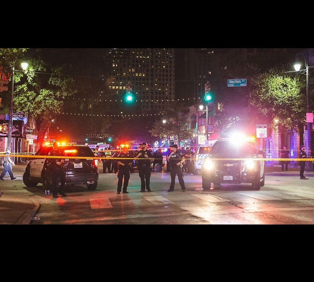 movielover93582's tweet image. 🚨 BREAKING: Mass #Shooting Reported in #Austin
Multiple casualties have been reported after a large-scale shooting in East Austin, Texas.

 Heavy police presence on scene
 Suspect still at large
When will this violence and these shootings stop?