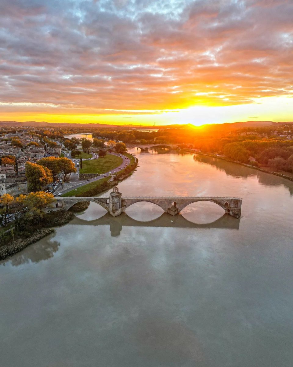 La comptine ment.

Sur le pont d'Avignon, on n'a jamais dansé. Le pont fait 4 mètres de large, pas de quoi faire la moindre ronde.

Le vrai pont, c'est le pont Saint-Bénézet. Construit en 1177 par un berger de 14 ans, descendu des montagnes du Vivarais.

Il dit avoir reçu de Dieu
