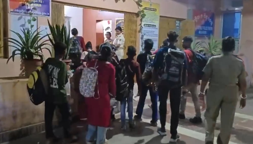 ArgusNews_in's tweet image. #ବସ୍‌ରୁ_୧୫_ଶିଶୁ_ଉଦ୍ଧାର
ମାଲକାନଗିରି: ଚାଲାଣ ବେଳେ ବସ୍‌ରୁ ୧୫ ଶିଶୁ ଉଦ୍ଧାର 
ମାଲକାନଗିରି ଥାନା ନିକଟରୁ ଶିଶୁଙ୍କୁ ଉଦ୍ଧାର କଲା ଚାଇଲ୍ଡ ଲାଇନ୍‌
ସମରକୋର୍ସ ସୁଟିଂ ନାଁରେ ଶିଶୁଙ୍କୁ ବିଜୟଓ୍ବାଡା କରାଯାଉଥିଲା ଚାଲାଣ 
ଉଦ୍ଧାର ଶିଶୁଙ୍କୁ ପରିବାର ଲୋକଙ୍କୁ ହସ୍ତାନ୍ତର କରାଯାଇଥିବା ସୂଚନା
#Malkangiri #ChildRescue