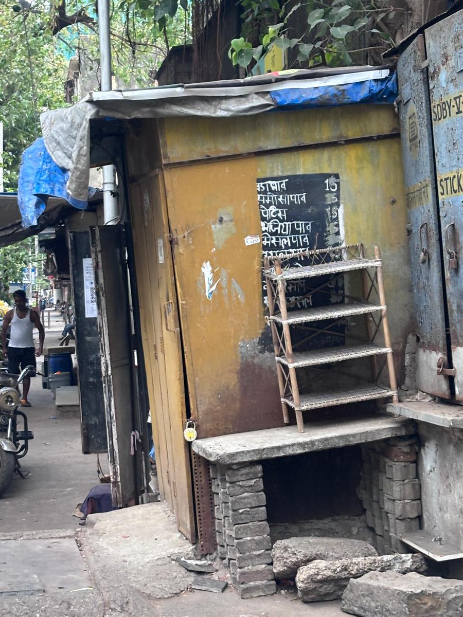 Jacob_circle's tweet photo. Y this illegal stall is not taken by #BMC they r getting all facilities and NO walking place for #Children &amp; Sr.Citizen ,also night time de do their alcohol party and it is very dangerous #Agripadapolice #Aswinibhide
@mybmc 
@mybmcWardE 
@AgripadaPS 
@BJP4Mumbai 
@MumbaiPolice https://t.co/Swi45FwBnM