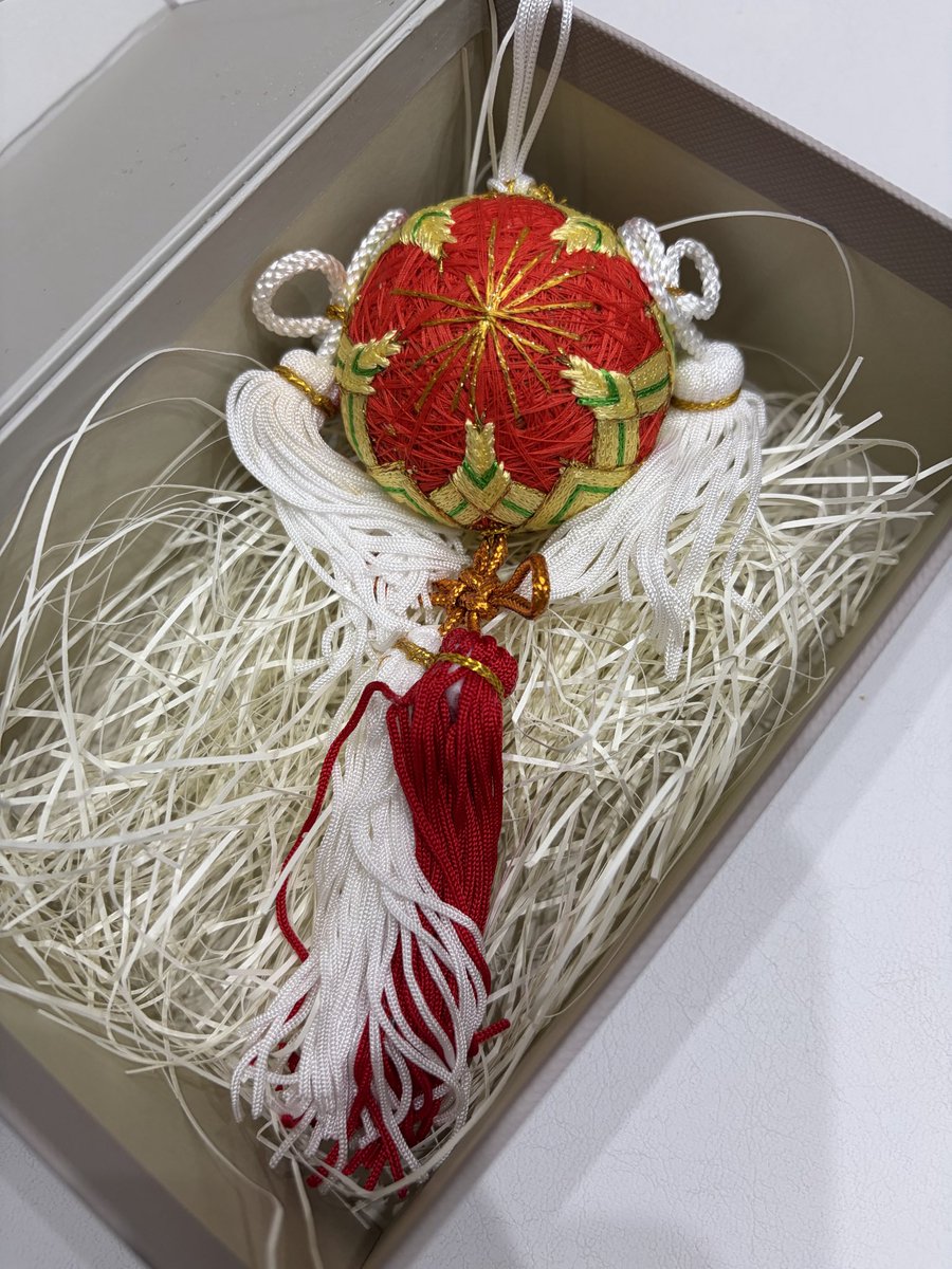 parva_avis's tweet photo. ごてんまり届きました！！
とても綺麗で…手に取ると繊細な刺繍が間近で見えて「これ手作りなの…！？」となりました。本当にきめ細やかですごいです。

お忙しいところありがとうございました！ https://t.co/2FNwWUpwqP