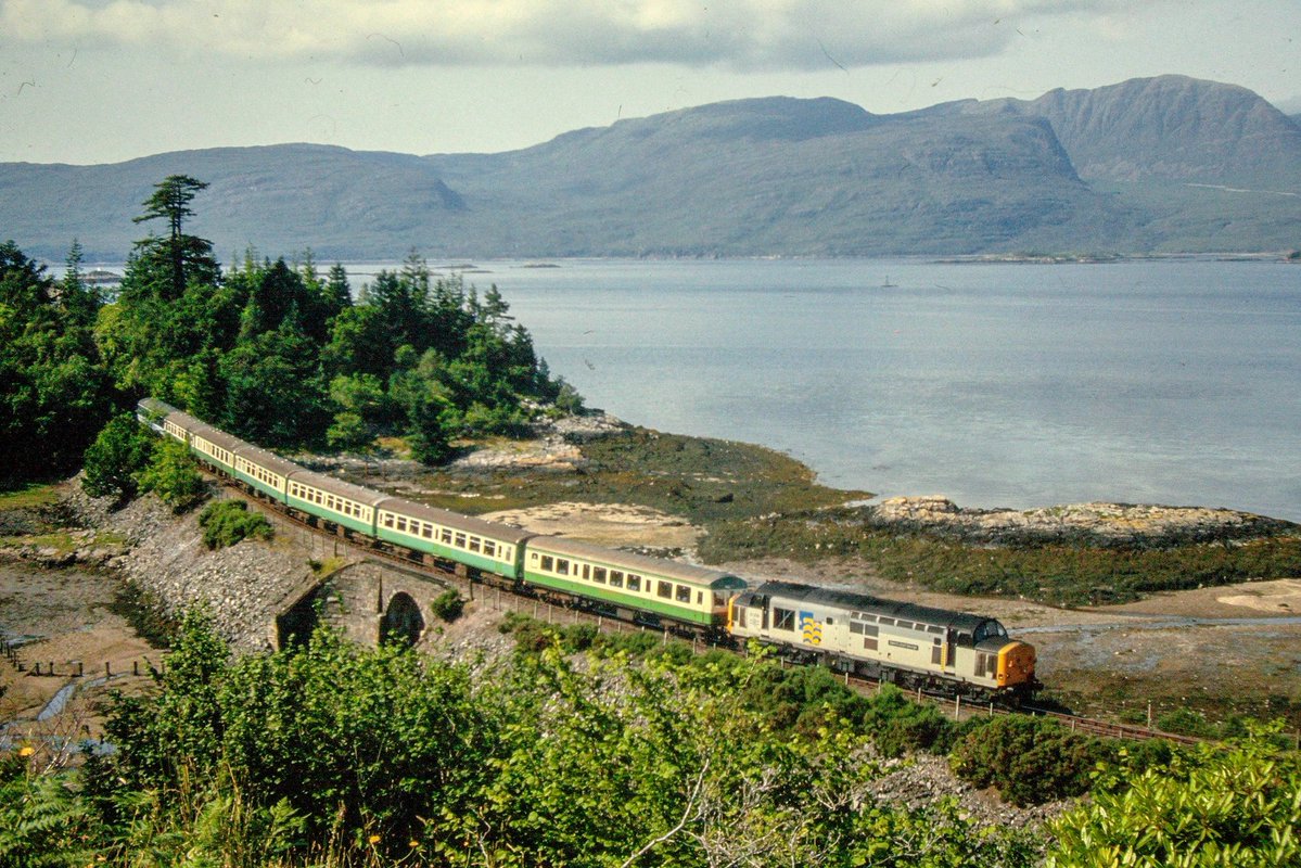 miles_chains's tweet image. The Kyle of Lochalsh line during the mid 90s. The return Hebridean service from Kyle to Inverness skirts around the shoreline of Loch Carron with 37428 ‘David Lloyd George’ up front. Happy days!
#Class37 #Tractor #KyleOfLochalsh #Hebridean #BritishRail