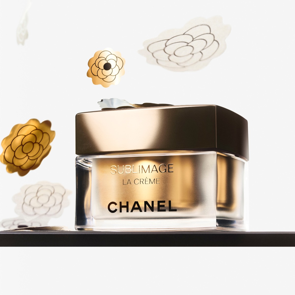 CHANEL_JP's tweet photo. #母の日 に贈るシャネルの特別なセレクション。記憶に刻まれるフレグランス、アイコニックなメークアップ アイテム、心地よさが満ちるスキンケア製品。

オンライン ブティックでは5/10まで配送無料。

#CHANELMothersDay