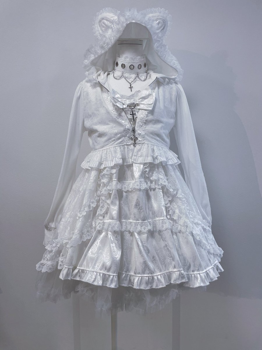 antigones_majoh's tweet image. こんにちは*.+ﾟ
本日もラフォーレ原宿 *.ﾟMAJOH⟡.· OPENしております⋆𝜗𝜚

本日のスタッフコーデ𓏲𓎨

十字架でゴスを演出しつつ、猫耳とローズレースで甘さも加えて…⸌̟͂̋⸍̑⸜̑⸝͂ ໋

#gothic #lolita #MAJOH #ラフォーレ原宿  #原宿