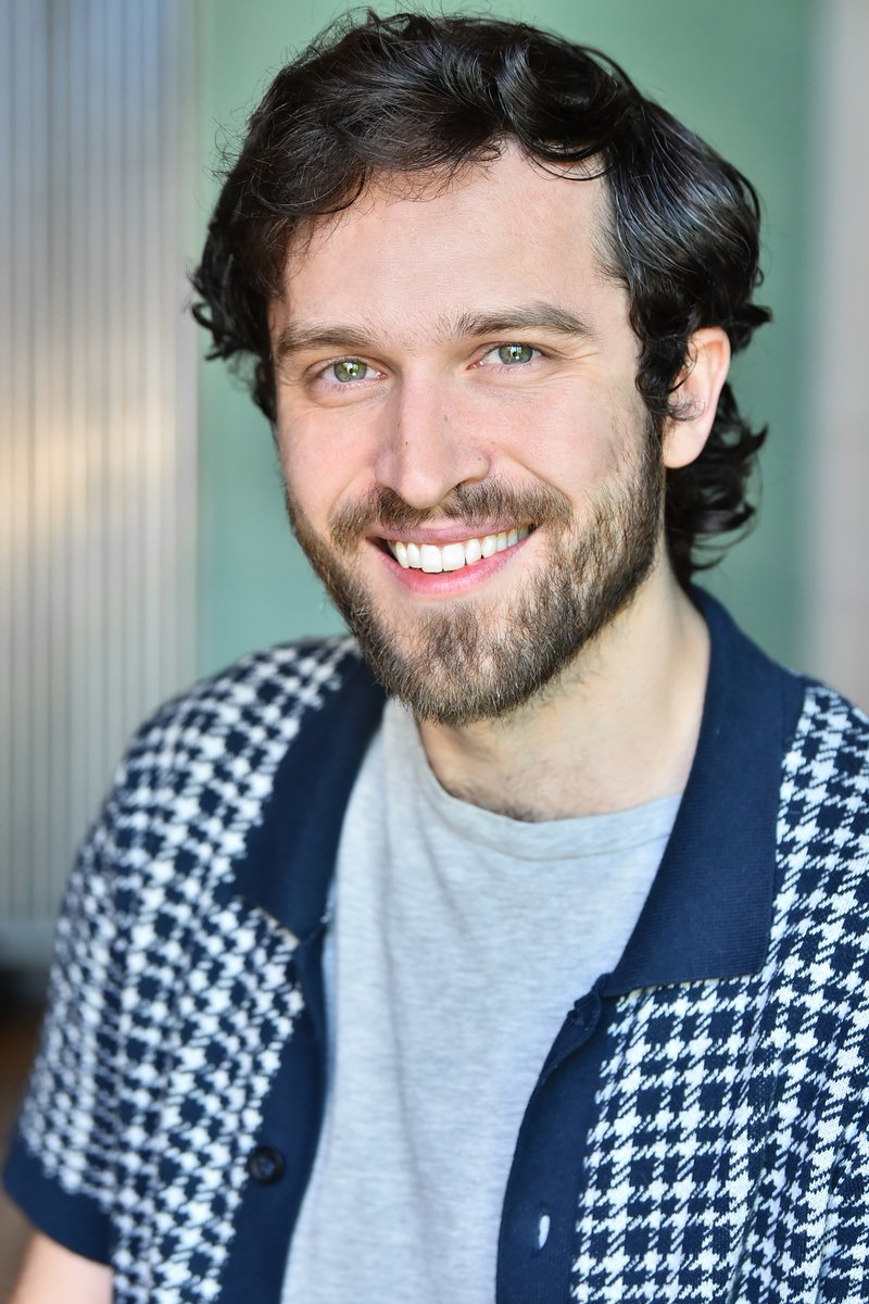 HeadshotsByMarc's tweet image. Stop scrolling and start booking. 🎬 Looking for the best actor headshots in Los Angeles? Marc Cartwright captures the authenticity casting directors actually stop for. Cinematic, grounded, and industry-standard.

#ActorsLife #Casting #LAHeadshots #Acting #Hollywood #Headshots