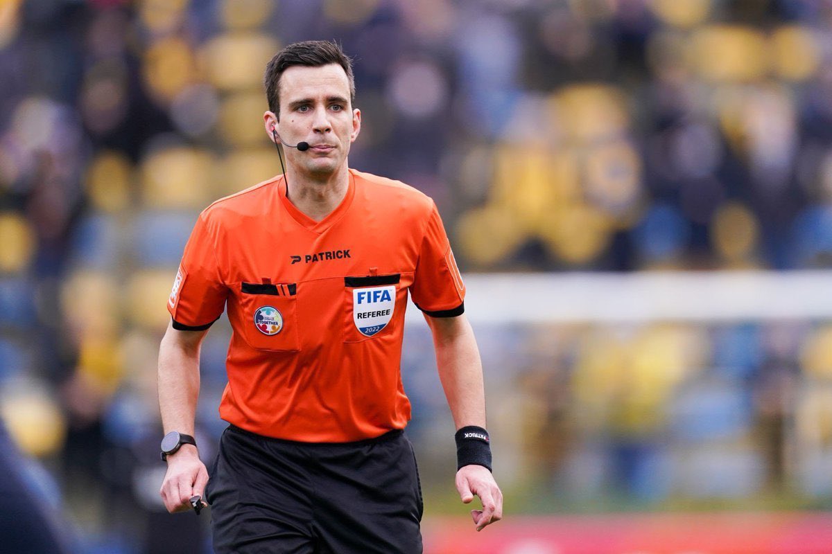 حكم مباراة النصر والأهلي القادمة لم يحتسب هذا الخطأ للاعب ضمك ولم يطرد حارس الهلال 🐒

من يختار الحكام بعناية !؟