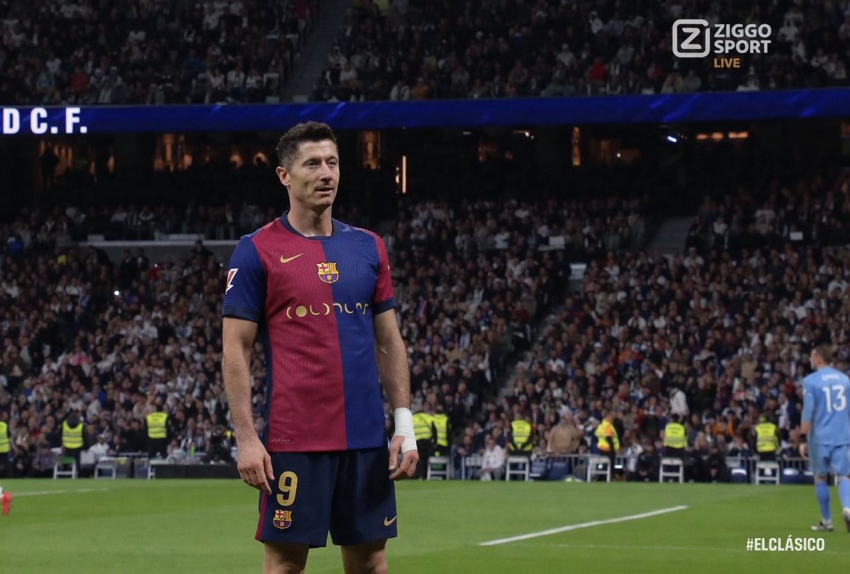 Recordemos cuando Robert Lewandowski marcó un golazo en el Bernabéu y, en lugar de celebrarlo, se quedó quieto masticando chicle con total calma, mirando fijamente a una afición del Madrid completamente enloquecida. 🥶