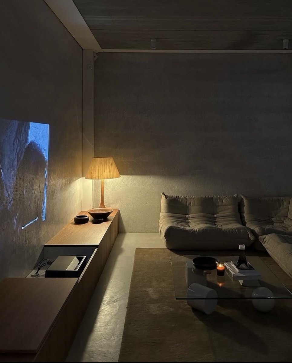 unkn0wnski's tweet photo. a side lamp can contribute to the warmth of a room https://t.co/JXuL896uIV