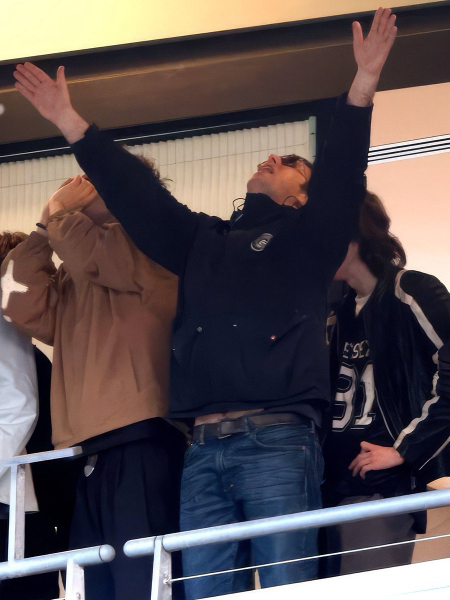 안식년인데 벨트 위로 군살 1도 없네 예쁜배가🔍👀