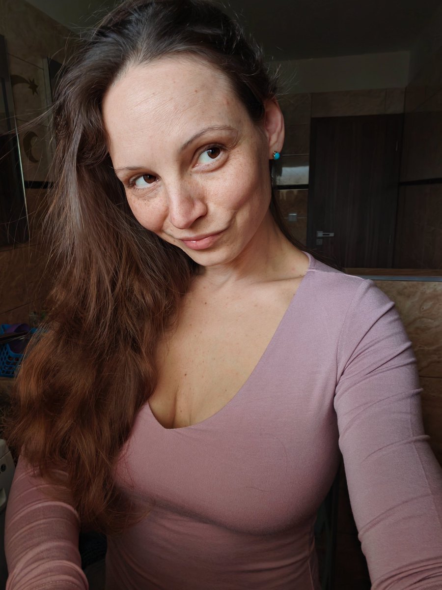 Laura Simonova 🌹 tweet media