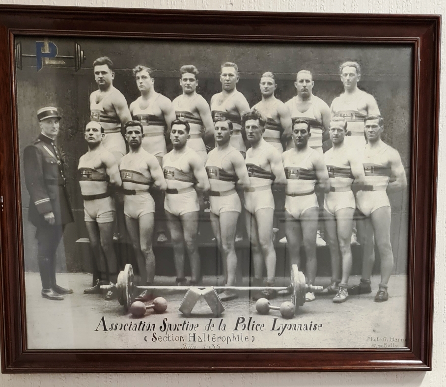 PoliceHistoire's tweet image. Pose  avantageuse, l'équipe d'haltérophilie de la #police lyonnaise est prête !
@PoliceNat69 @policeNationale