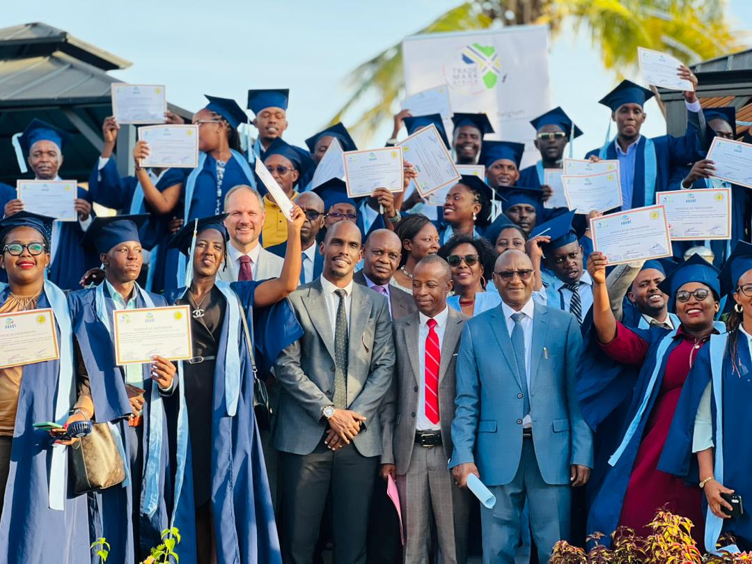 FEAFFA's tweet image. Congratulations to over 150 C&amp;amp;F agents in Burundi on completing a 3-week CPD programme strengthening skills in customs valuation, regional integration frameworks, freight logistics, and ethics and professional integrity. 

#capacitybuilding #logistics #cpd @TradeMarkAfrica