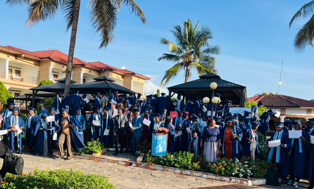 FEAFFA's tweet image. Congratulations to over 150 C&amp;amp;F agents in Burundi on completing a 3-week CPD programme strengthening skills in customs valuation, regional integration frameworks, freight logistics, and ethics and professional integrity. 

#capacitybuilding #logistics #cpd @TradeMarkAfrica