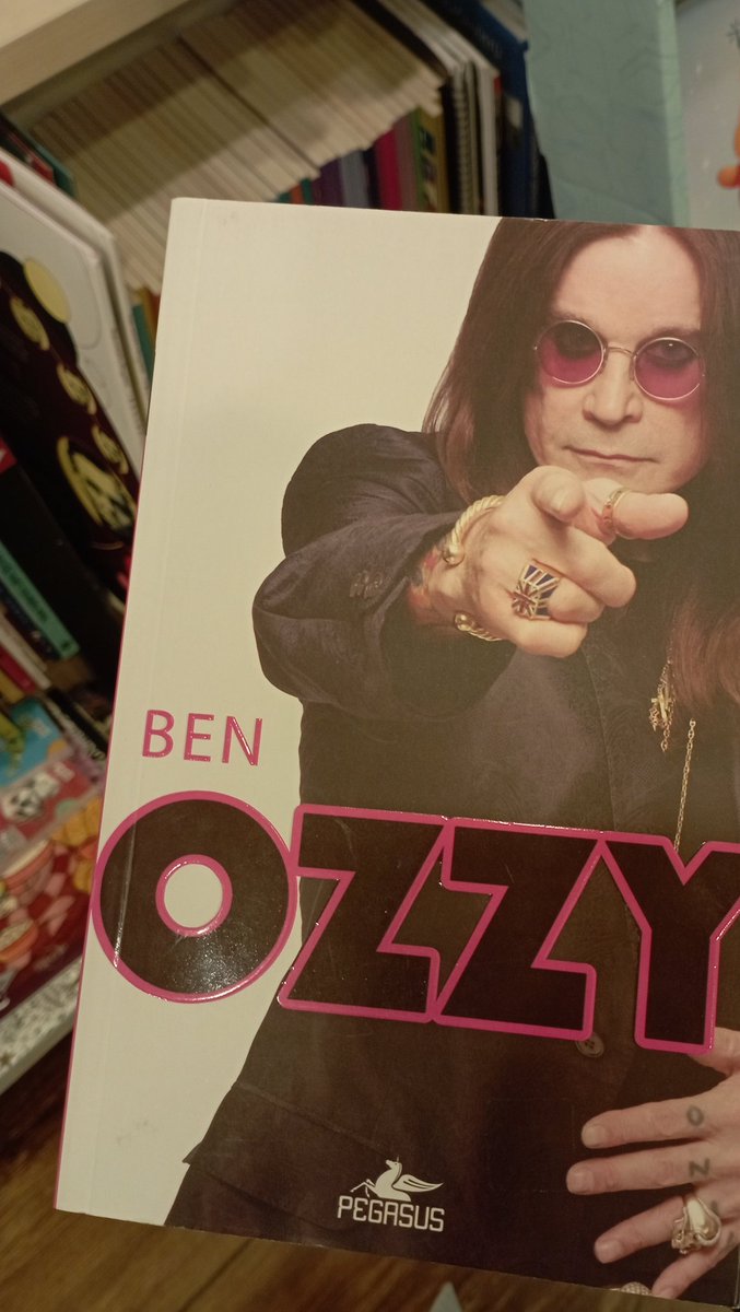 teddydumb's tweet photo. ozzy osbourne öldü sanıyodum ama otobiyografi kitabını yazmak için kendini bir dağ evine kitlemiş 🙏 https://t.co/jdMFZlm204
