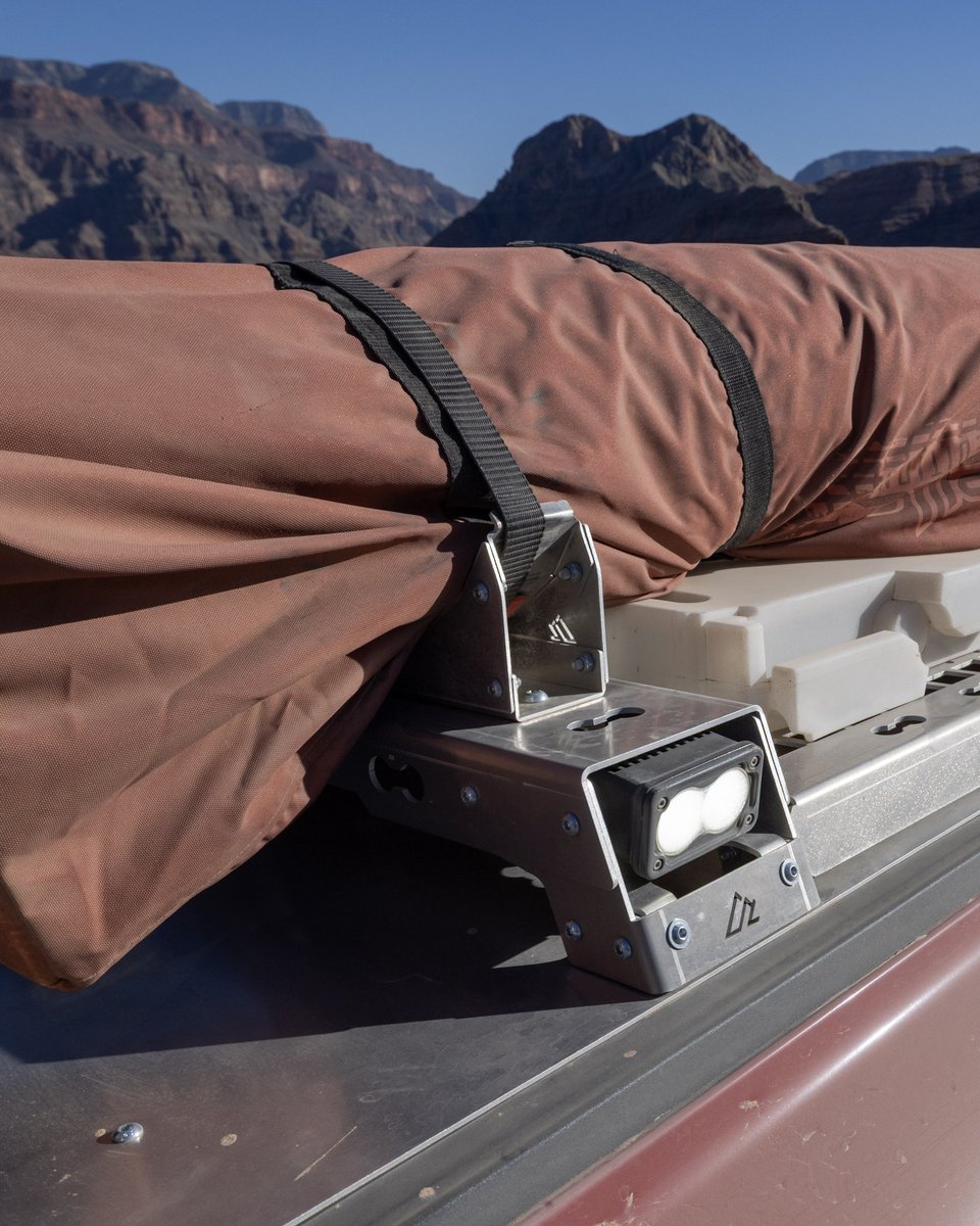 GoAdventureLab's tweet image. Getting questions about the U-shaped bracket on some rigs -- that's the Sleeper Keeper.
Quick-deploy tents compress in the bag and loosen straps on the road. The Sleeper Keeper keeps them locked down. Run a strap through, cinch it, done. 
#Overlanding #CampSetup