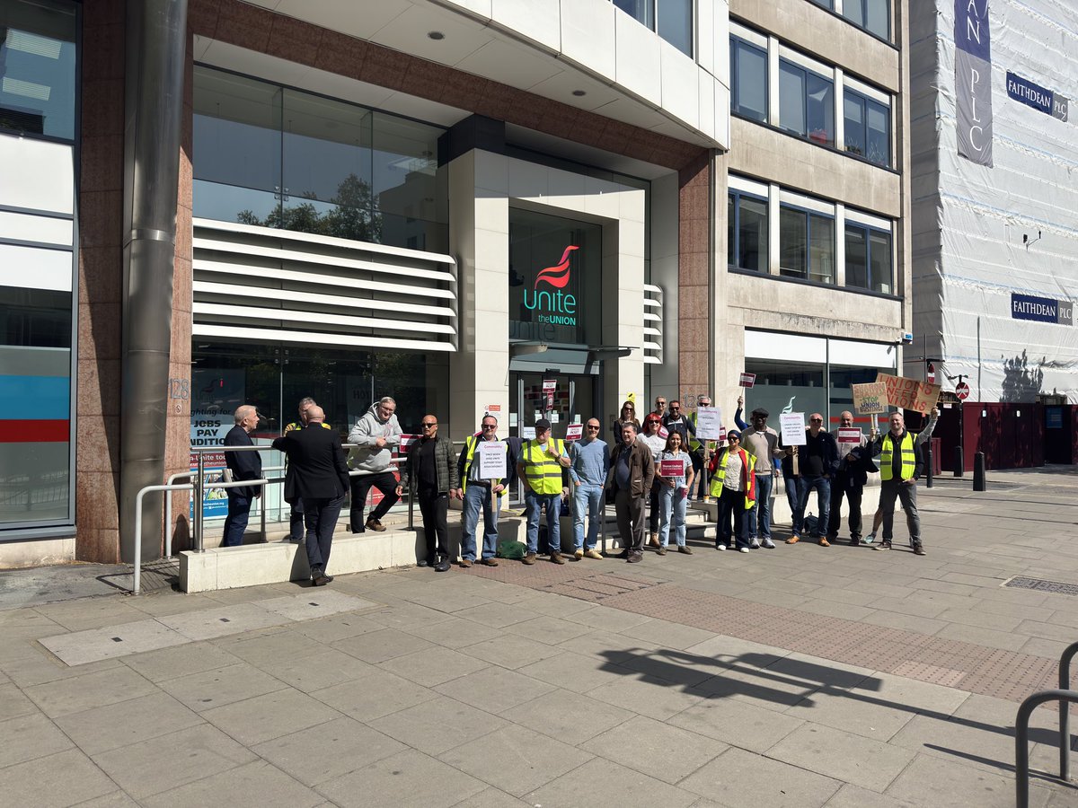 UOfficersBr's tweet image. Protest building up at @unitetheunion headquarters. Please come down and speak to us to find out more #guardian #dailymirror #independent #bbcnews