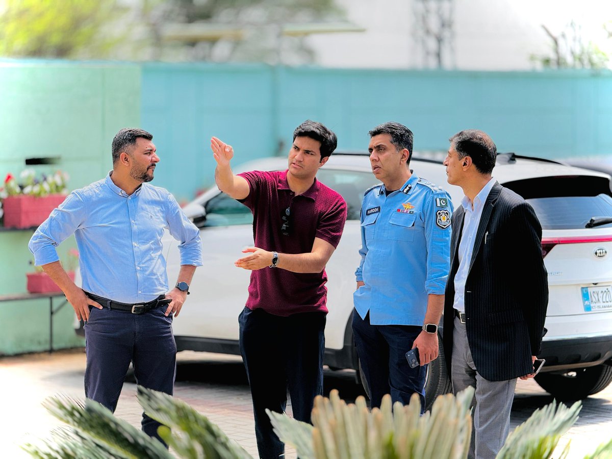 ICT_Police's tweet image. ڈی جی سیف سٹی/ ڈی آئی جی ٹریفک محمد ہارون جوئیہ نے سیف سٹی توسیع پروجیکٹ کے تسلسل میں جاری تعمیراتی کام اور اس میں استعمال ہونے والے مواد کا جائزہ لیتے ہوئے کنٹریکٹر کو مناسب ہدایات جاری کیں۔

#WeRIslamabadPolice #Islamabad #SCI