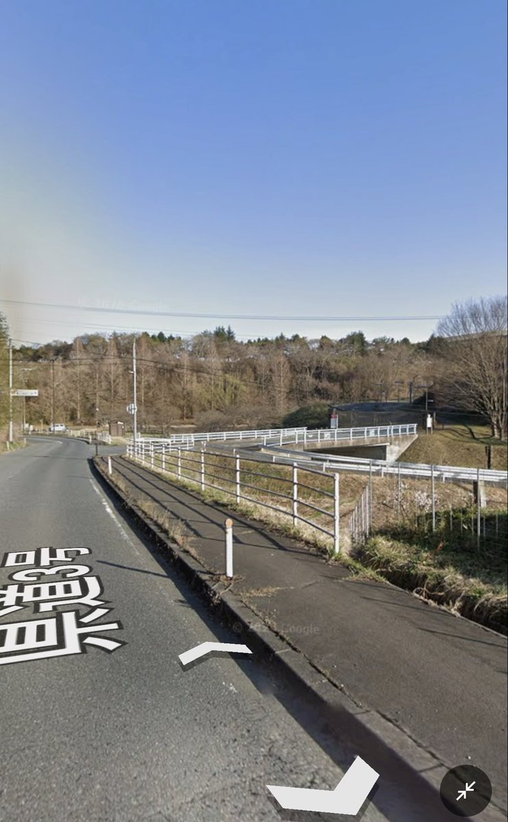 HenryWachifield's tweet photo. セキスイ狙ってる遠征OORerさん

ホント周囲なんも無い
東北一のイオンも徒歩片道約1時間
会場が小高い山の上なので上り坂
真夏で体力削られる

コンビニも少ない
飲食は持参ほぼ必須

写真は車、シャトルバス用入り口

ちょっと行った所ではたまに熊🐻が出る
爆走する猪🐗を車から見たこともあるよ笑 https://t.co/RotiqdHDus