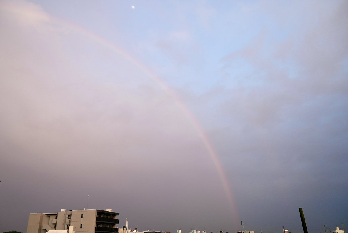 actor244's tweet photo. でっっかい虹、でてたねぇ〜🌈

うっすら二重になってたし、
虹の内側と外側とで空の色が違うのも面白い https://t.co/urAR93gIxD
